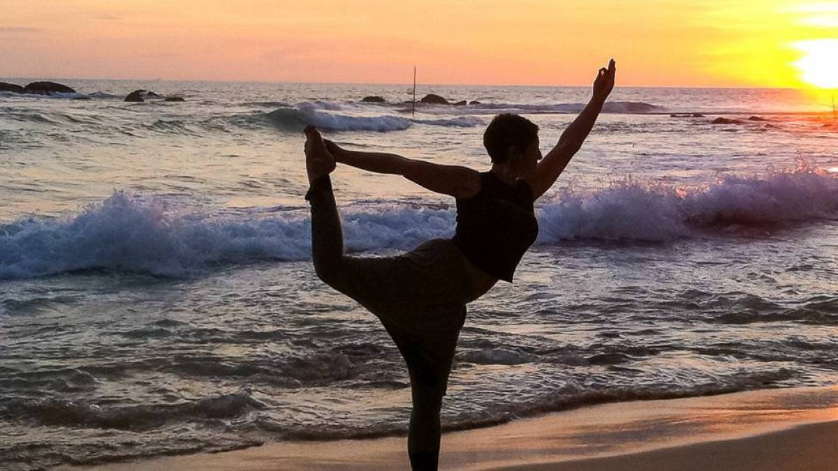 Yoga am Strand | © Udaya Wijesoma / Chamäleon Yoga am Strand | © Udaya Wijesoma / Chamäleon