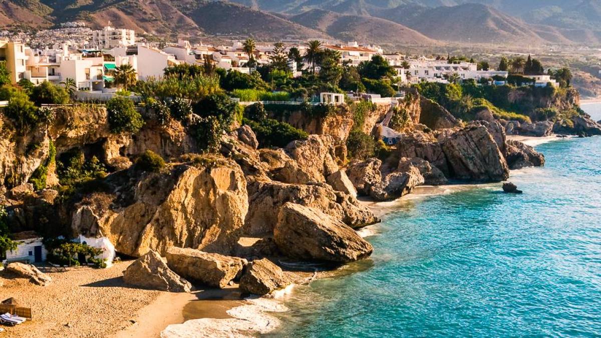 Nerja Beach bei Sonnenaufgang | © Ivan Bastien, iStockphoto.com / Chamäleon Nerja Beach bei Sonnenaufgang | © Ivan Bastien, iStockphoto.com / Chamäleon