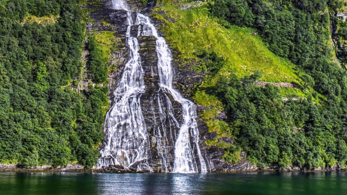 Wasserfall im Geirangerfjord | © ELG21, Pixabay / Chamäleon Wasserfall im Geirangerfjord | © ELG21, Pixabay / Chamäleon