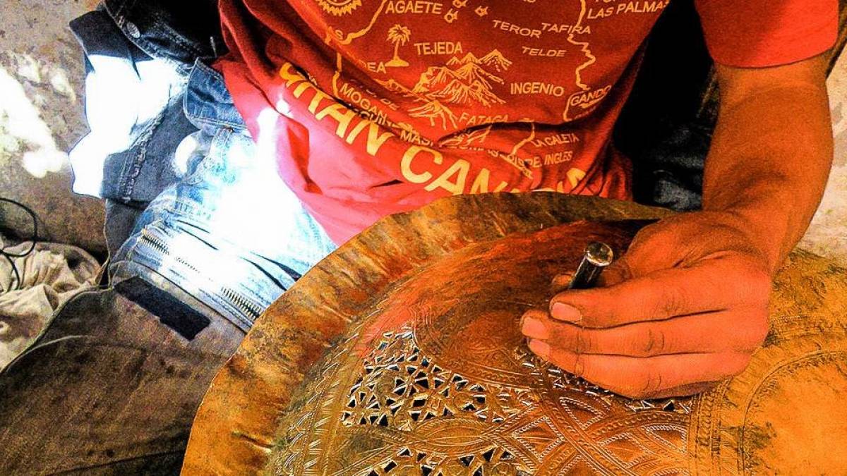 Metallhandwerker arbeitet an einer Verzierung | © Chamäleon Metallhandwerker arbeitet an einer Verzierung | © Chamäleon