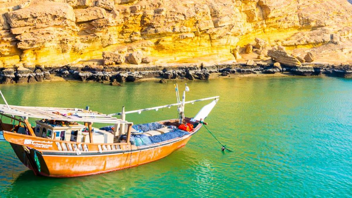 Dhow ankert vor der Kueste | © trabantos, iStockphoto.com / Chamäleon Dhow ankert vor der Kueste | © trabantos, iStockphoto.com / Chamäleon